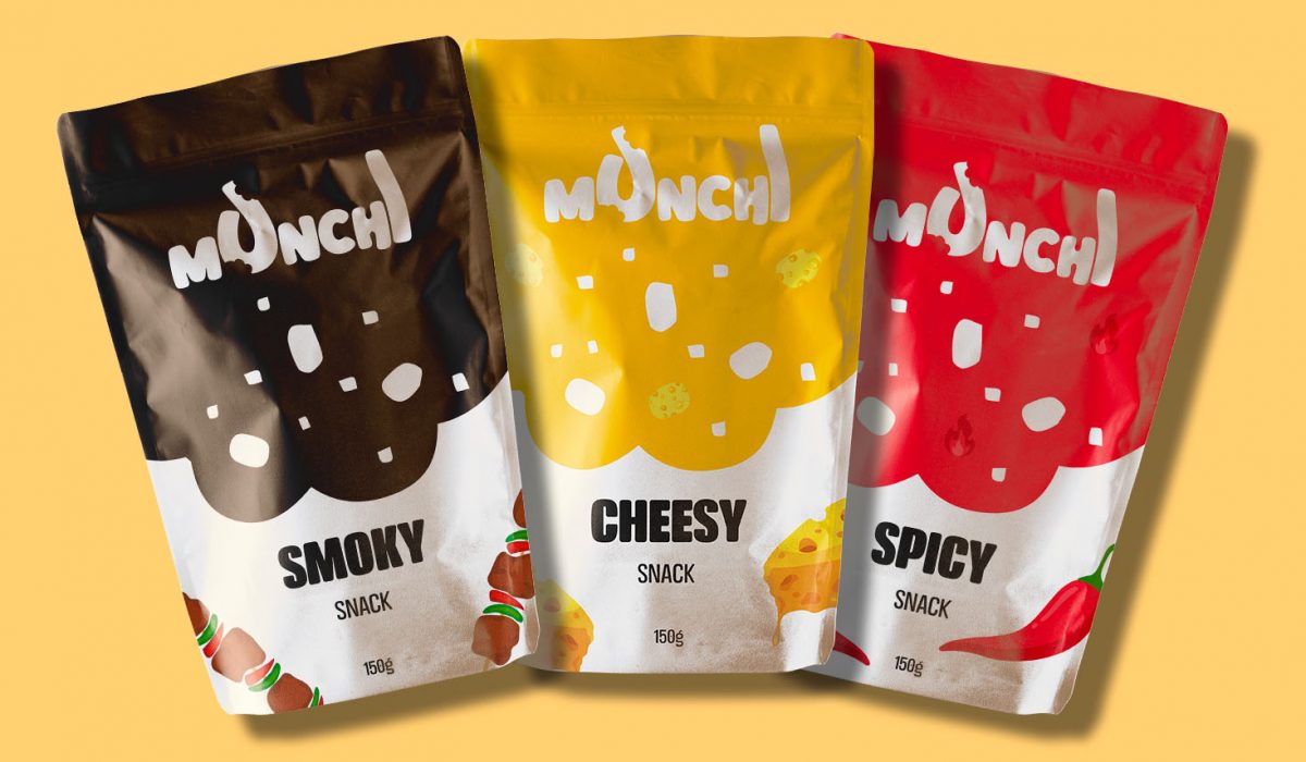 Trois packaging de snacks Munchi cheesy smoky spicy sur fond coloré