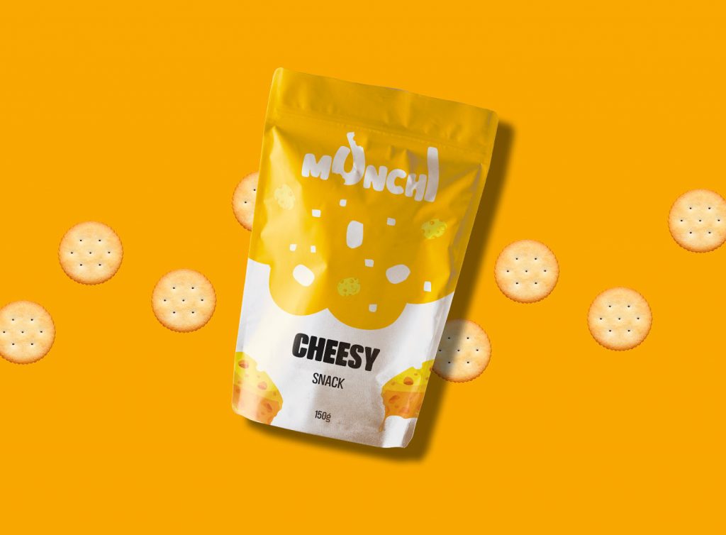 Mockup d'un packaging de snacks Munchi cheesy avec des snacks en arrière plan sur fond jaune
