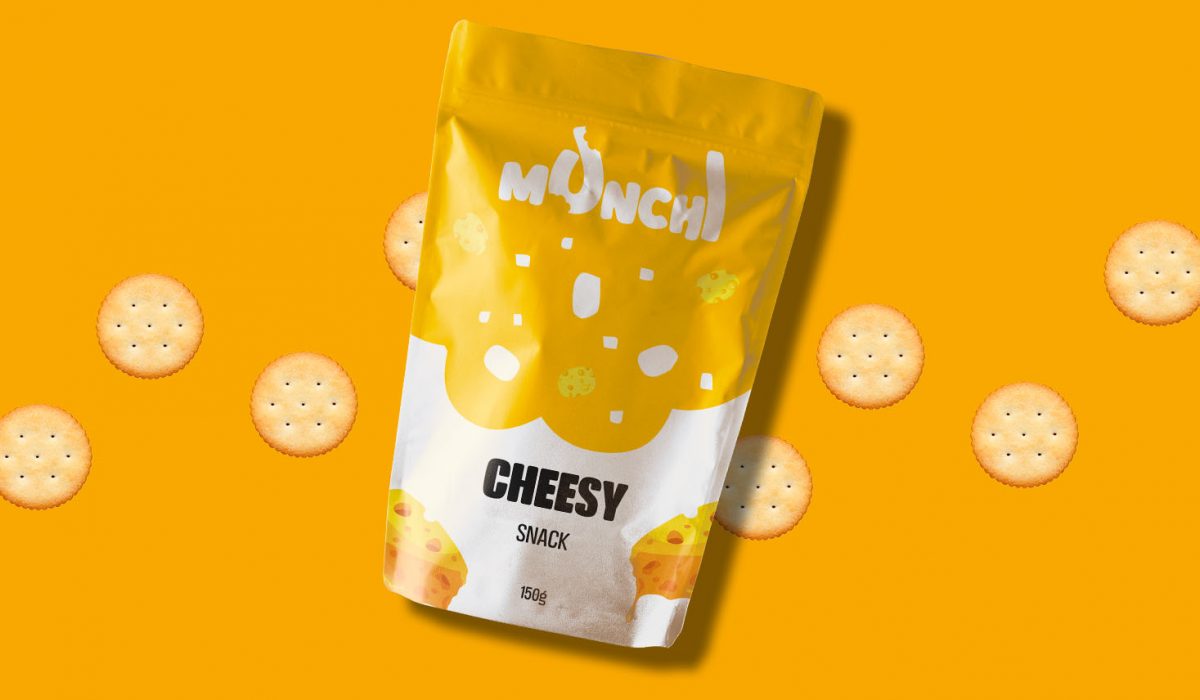 Mockup d'un packaging de snacks Munchi cheesy avec des snacks en arrière plan sur fond jaune