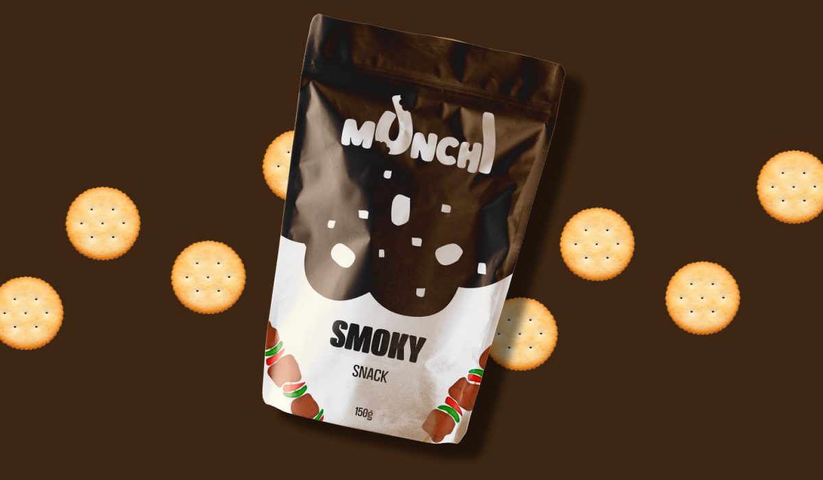 Mockup d'un packaging de snacks Munchi smoky avec des snacks en arrière plan sur fond marron