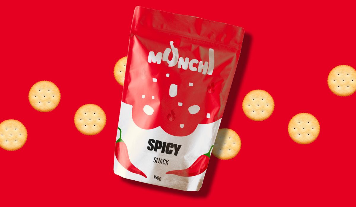 Mockup d'un packaging de snacks Munchi spicy avec des snacks en arrière plan sur fond rouge