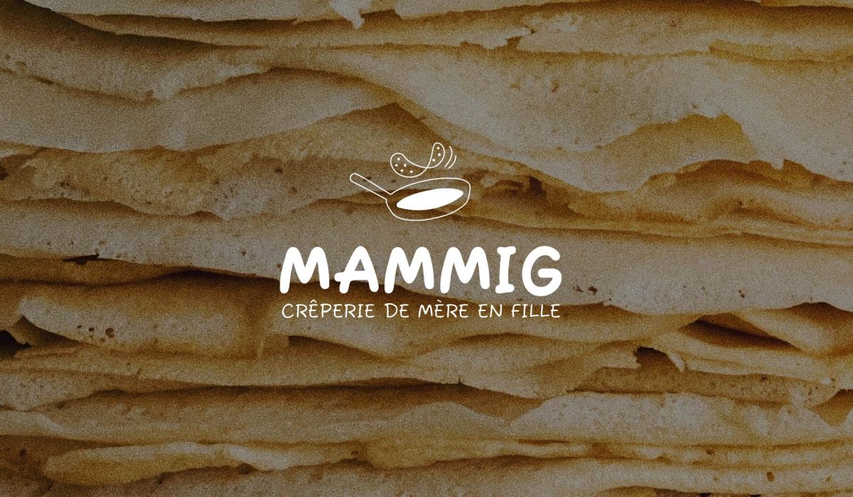 Logo de la creperie Mammig sur fond de crepes empilées