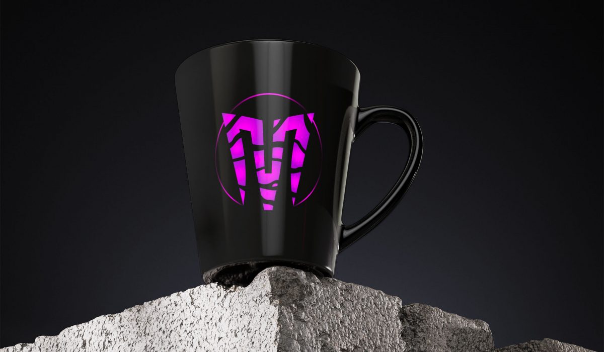 Mockup d'un mug noir avec le logo Mirage posé sur un rocher gris